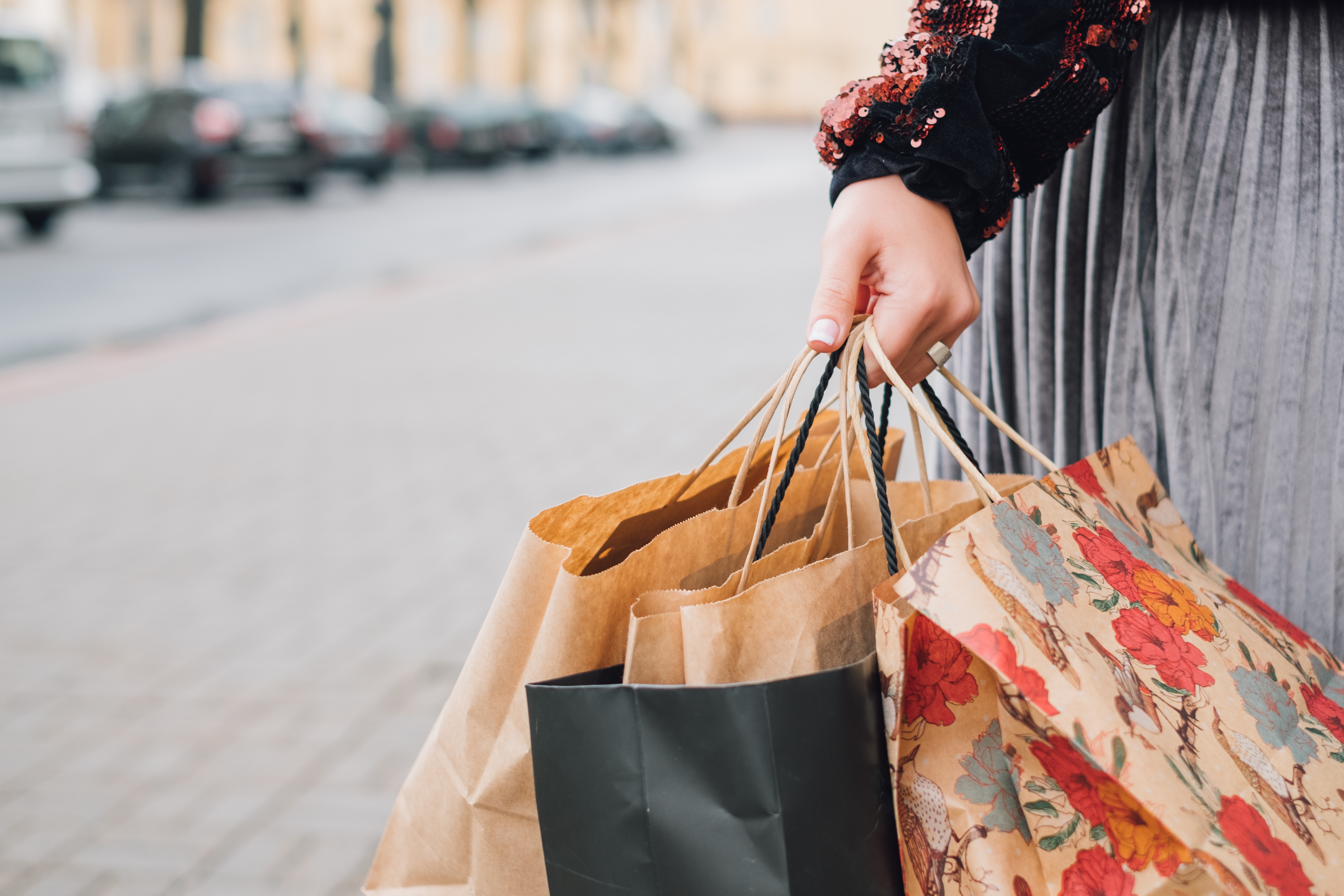 Save this. Шоппинг ассоциации. Держится за сумку. Christ with shopping Bags. Retail Therapy of shopping.